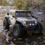 Axial 1/10 SCX10 III Motobilt Waypoint Jeep JT Gladiator 4X4 RTR Brushed Rock Crawler, Tan AXI-2443T1